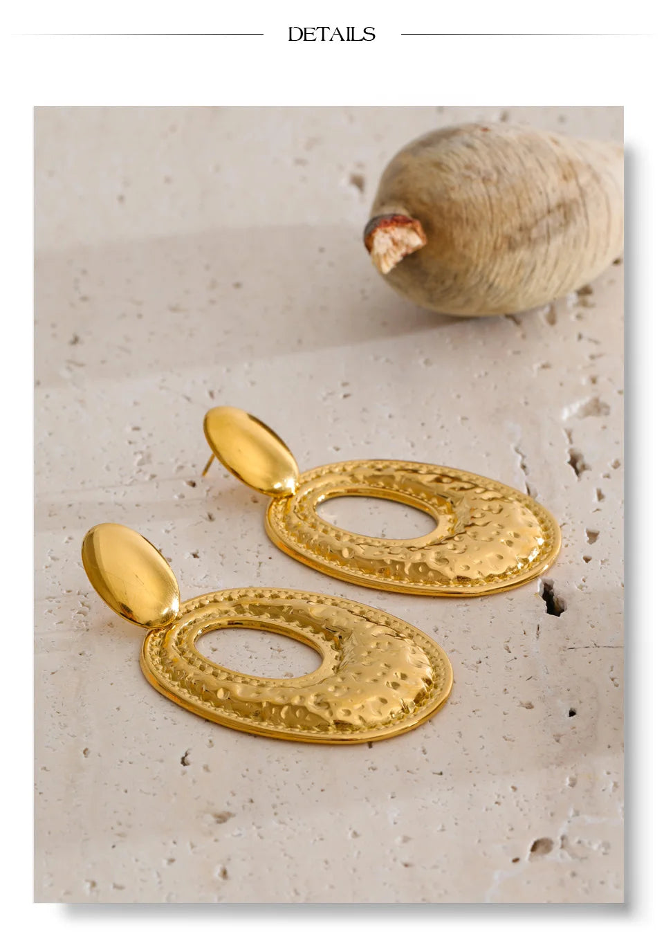Geometric earrings in gold-plated stainless steel.