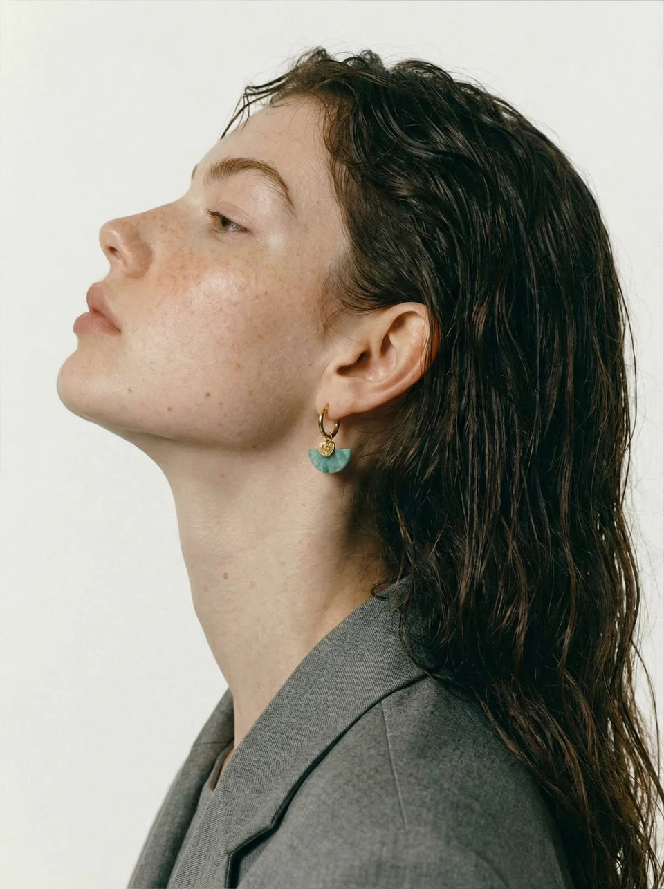 Natural stone geometric earrings in gold-plated stainless steel with natural stone.