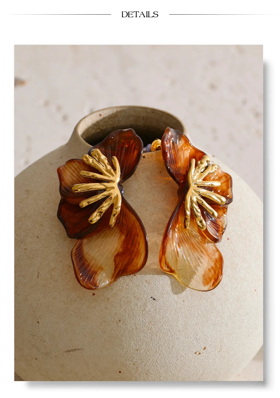 Resin acrylic flower earrings in gold-plated stainless steel with resin and acrylic.