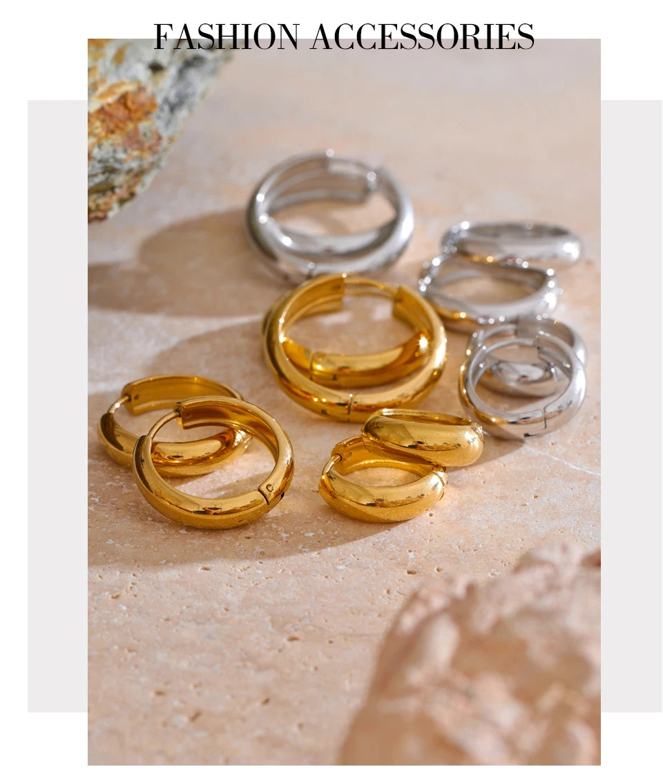 Geometric earrings in gold-plated stainless steel.