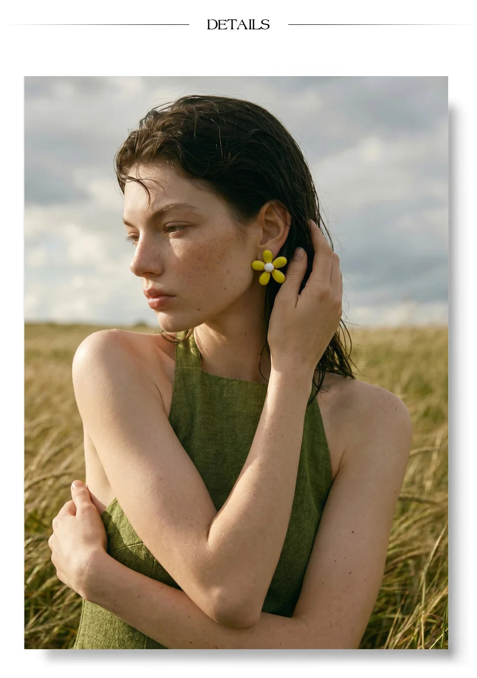Green enamel flower earrings in gold-plated stainless steel with enamel.