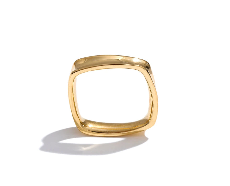 Minimalist geometric ring in 18K gold-plated stainless steel.
