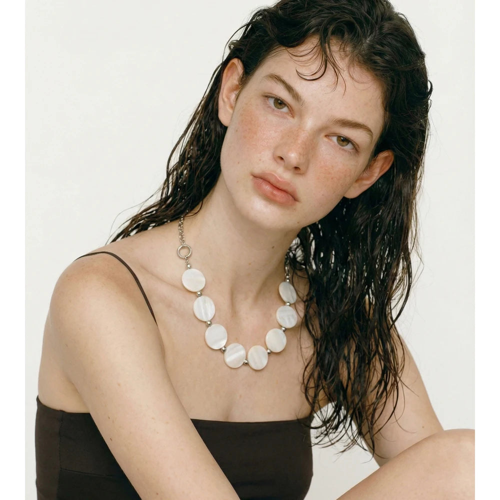 Shell geometric chain necklace in gold-plated stainless steel with shell.
