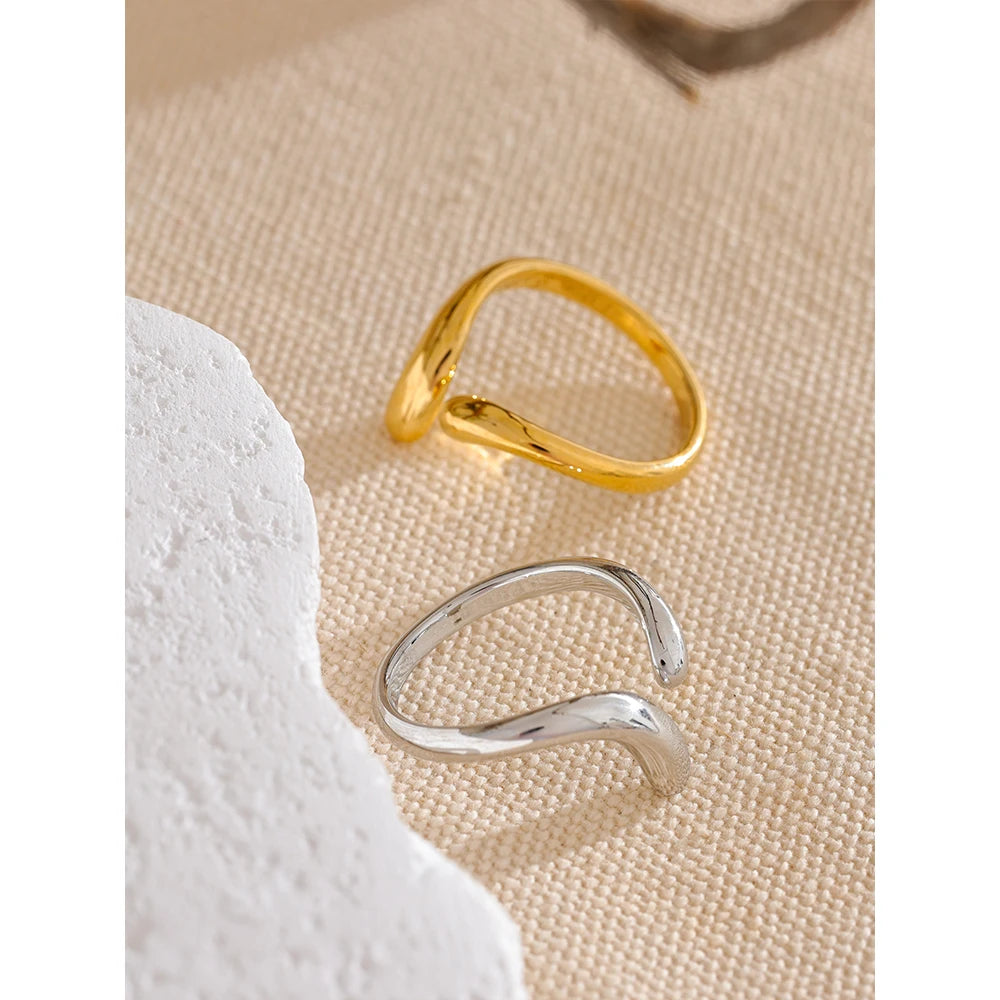 Minimalist geometric ring in gold-plated stainless steel.