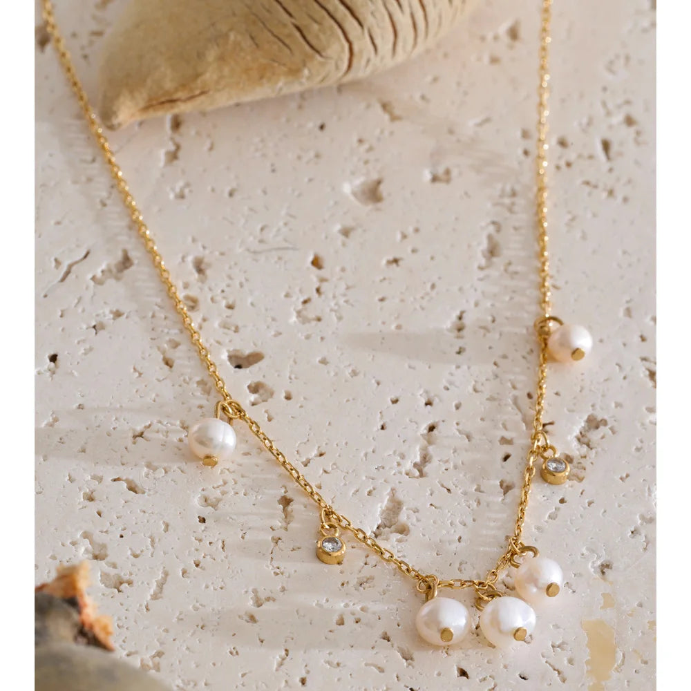 Cubic zirconia freshwater pearl geometric necklace in gold-plated stainless steel with freshwater pearl and cubic zirconia.