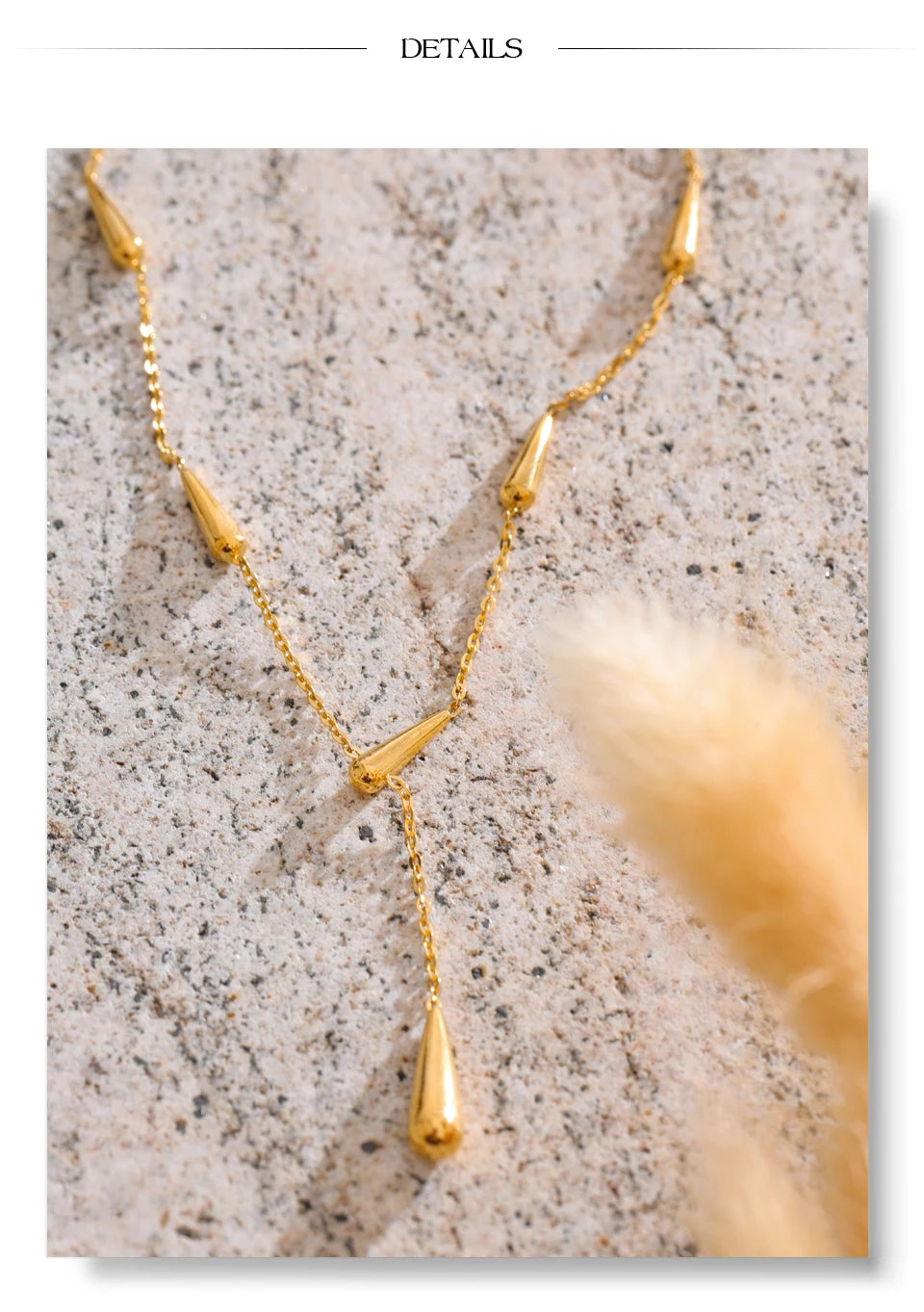 Geometric necklace in gold-plated stainless steel.