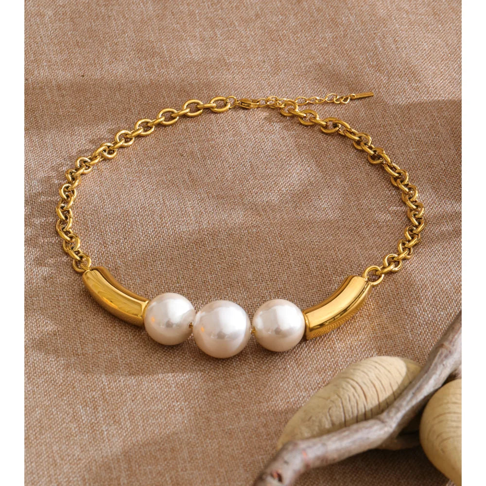 Pearl beaded geometric necklace in gold-plated stainless steel with pearl.