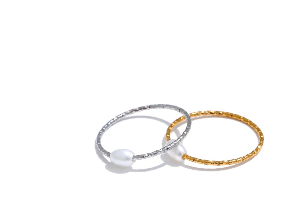 Freshwater pearl geometric ring in gold-plated stainless steel with freshwater pearl.
