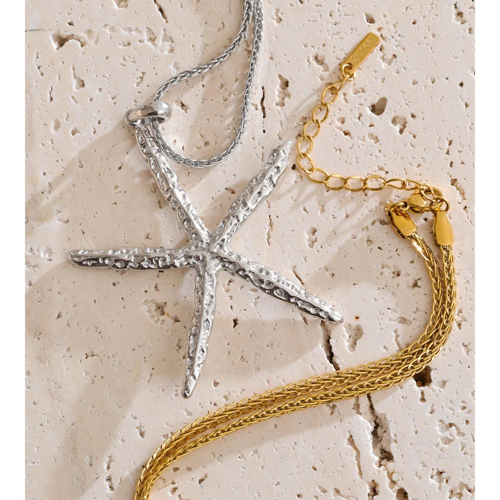 Star geometric necklace in gold-plated stainless steel.
