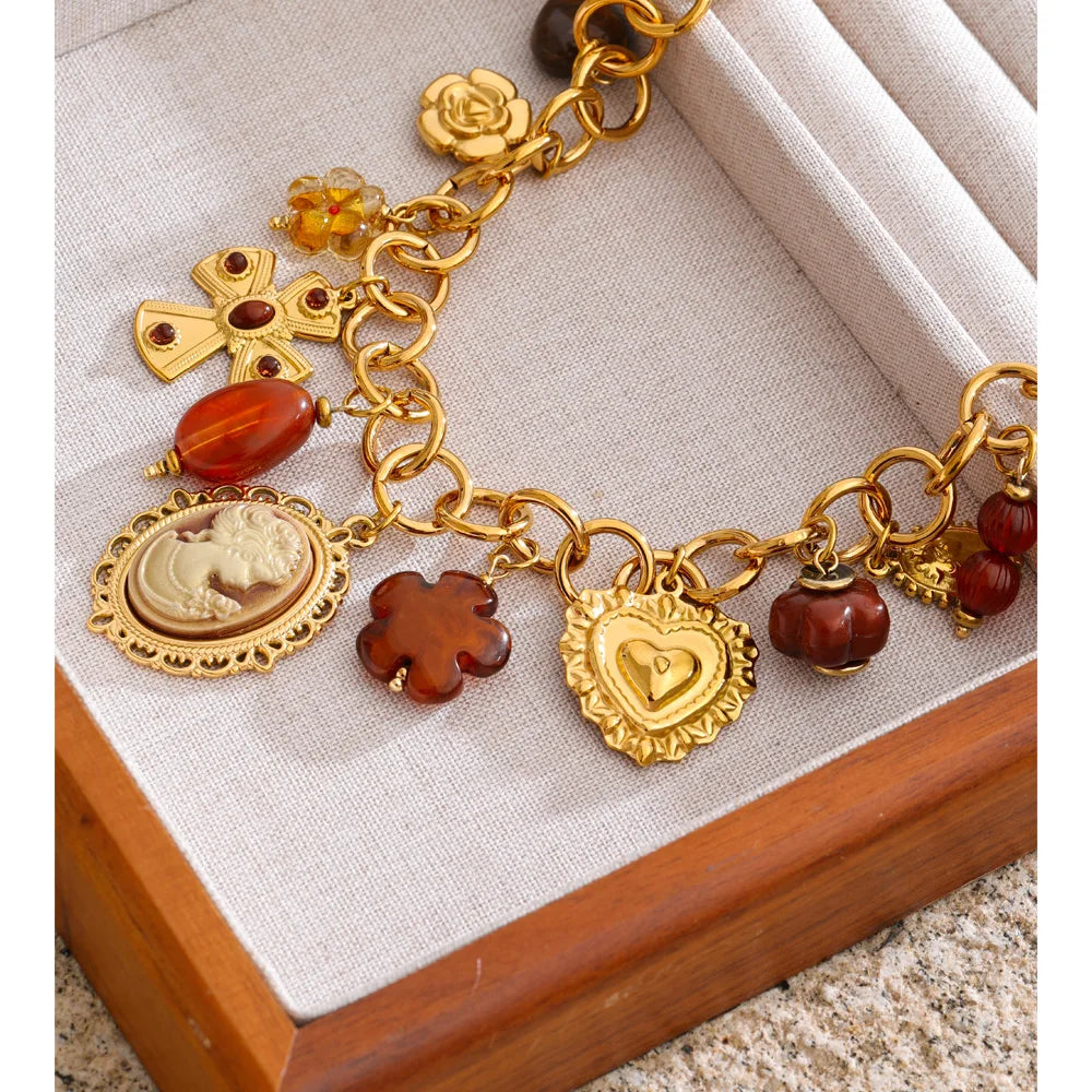 Resin acrylic heart necklace in gold-plated stainless steel with resin and acrylic.