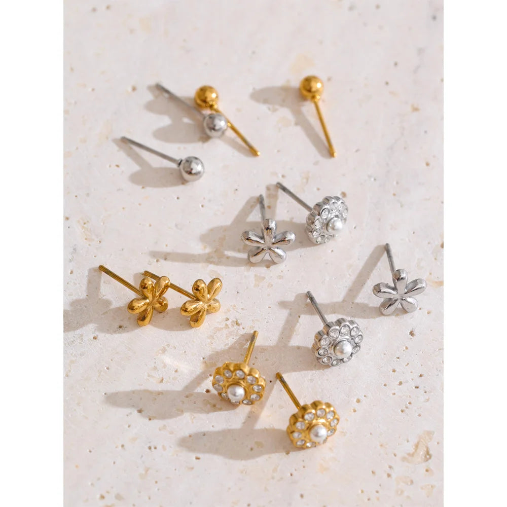 Cubic zirconia flower earrings in gold-plated stainless steel with cubic zirconia.