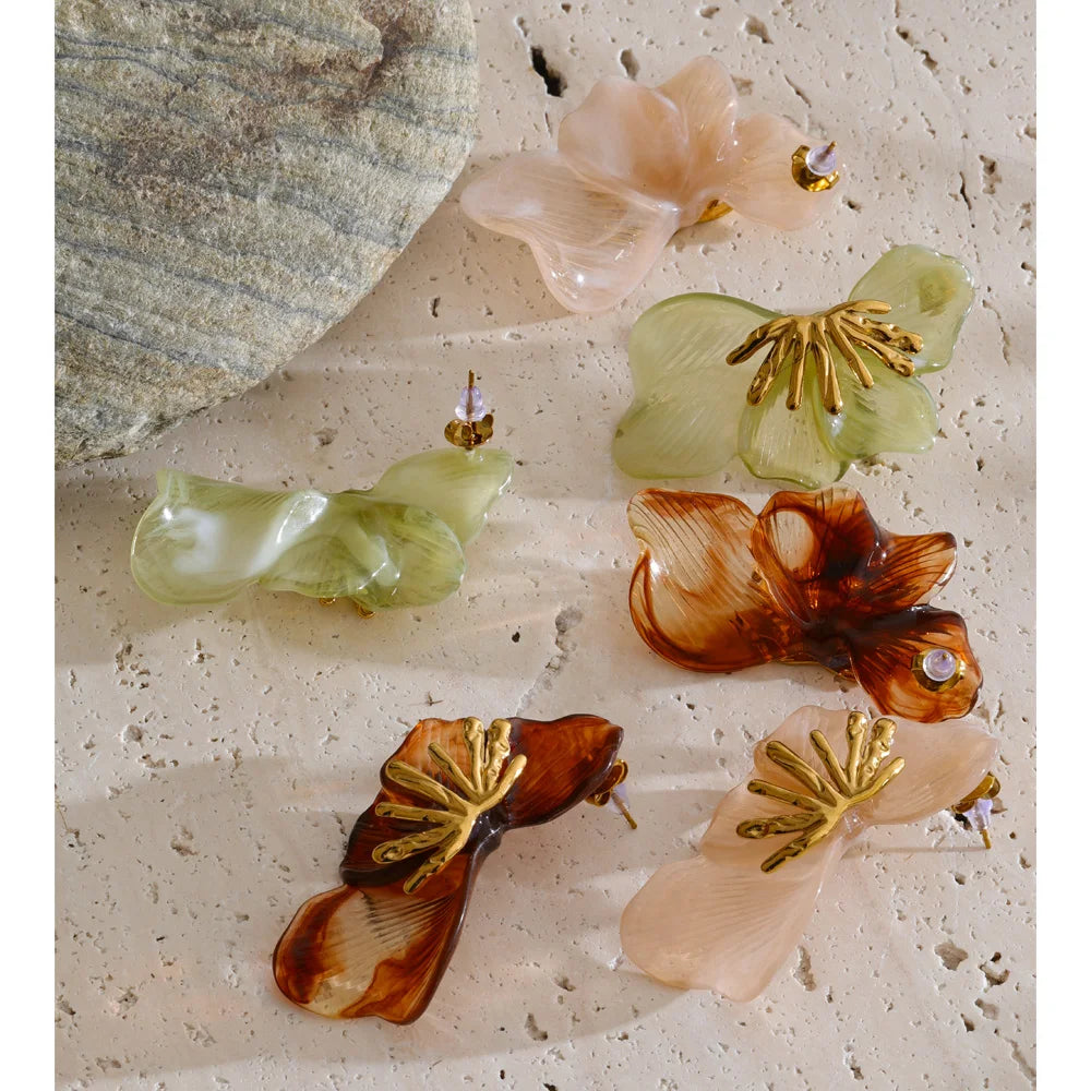 Resin acrylic flower earrings in gold-plated stainless steel with resin and acrylic.