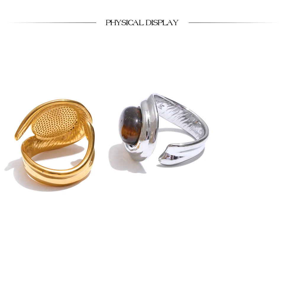Natural stone geometric ring in gold-plated stainless steel with natural stone.