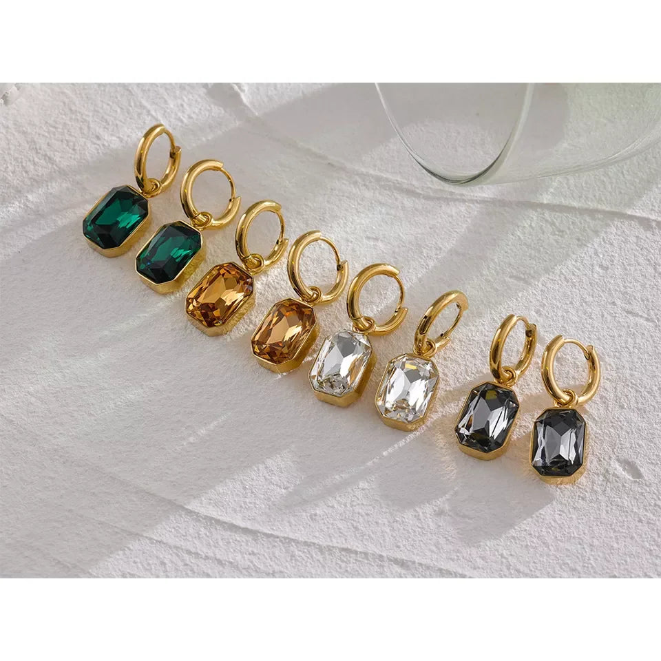 Green cubic zirconia geometric earrings in 18K gold-plated stainless steel with cubic zirconia.