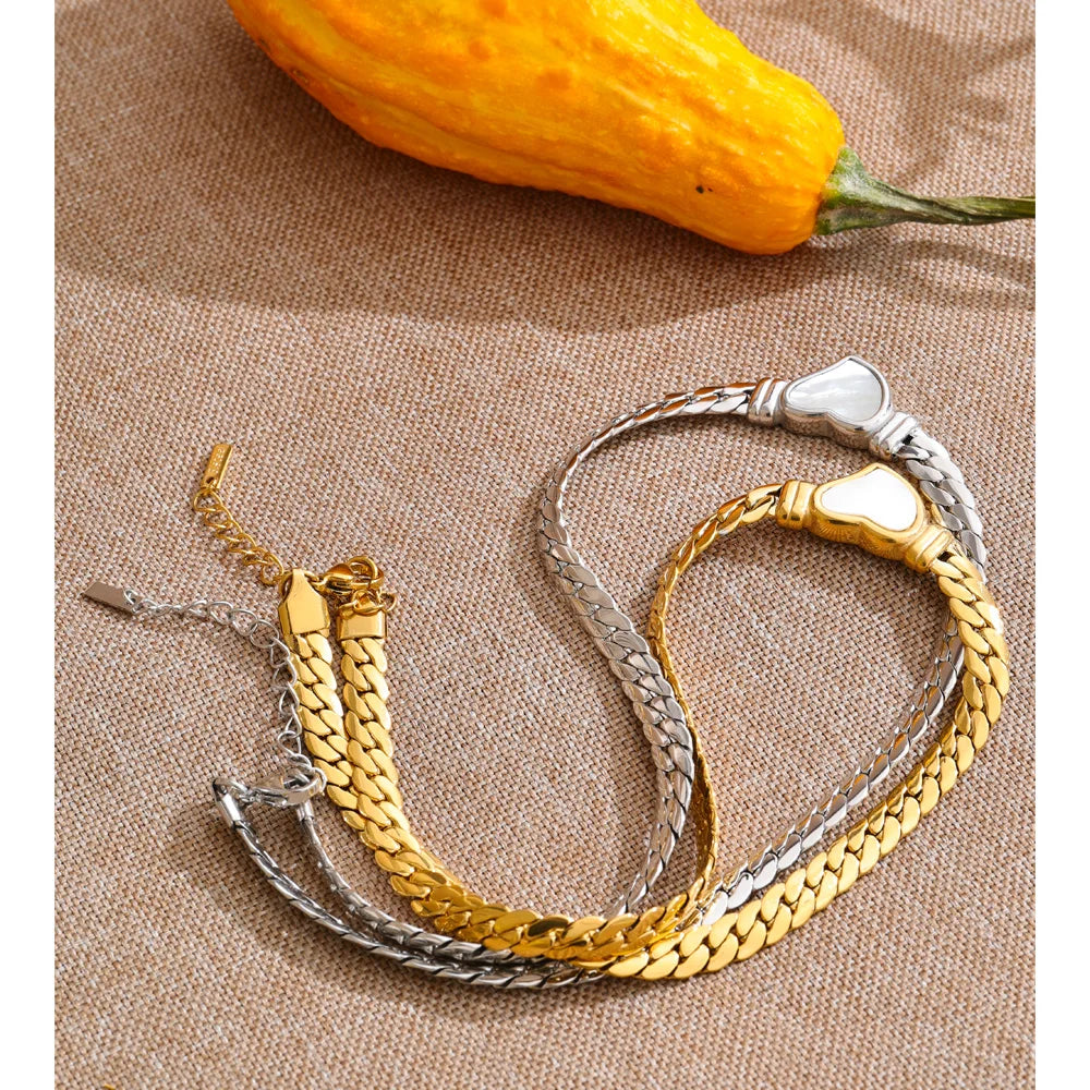 Shell heart chain necklace in gold-plated stainless steel with shell.