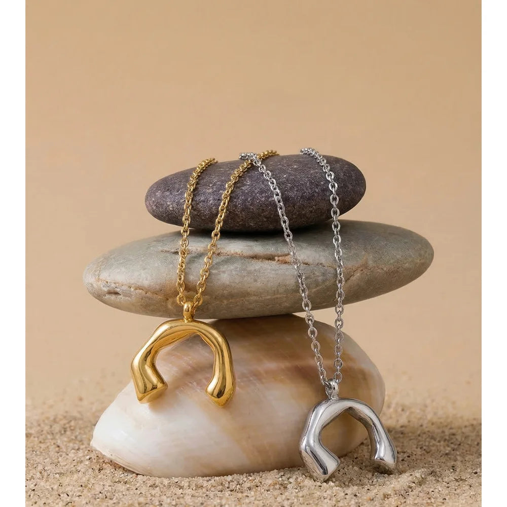 Minimalist geometric necklace in gold-plated stainless steel.