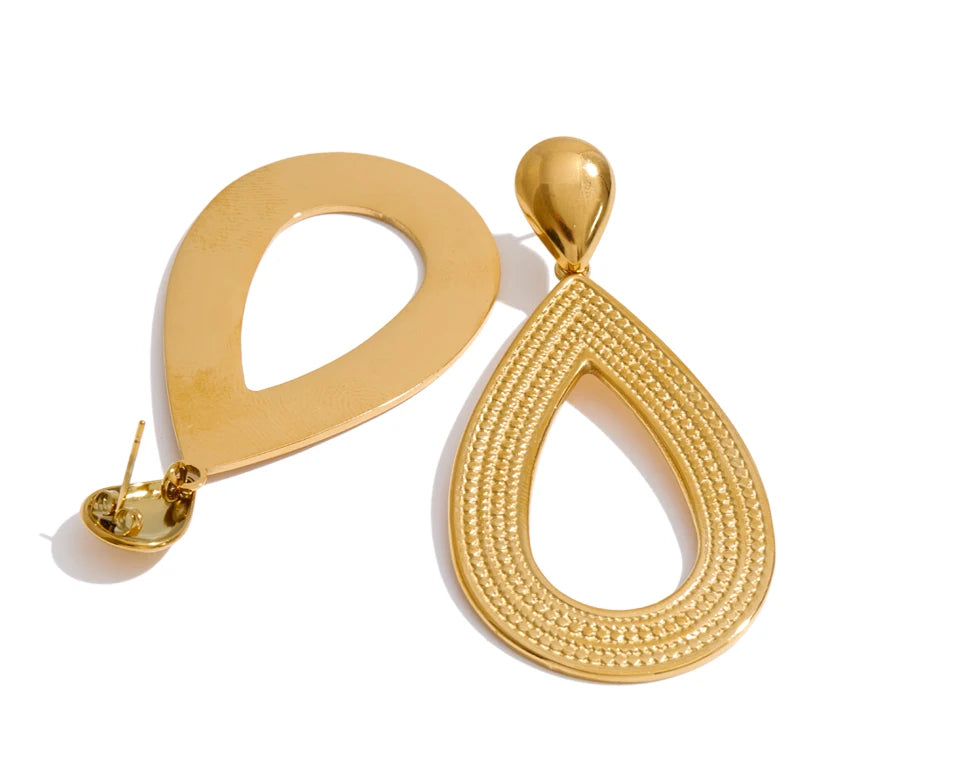 Geometric earrings in gold-plated stainless steel.