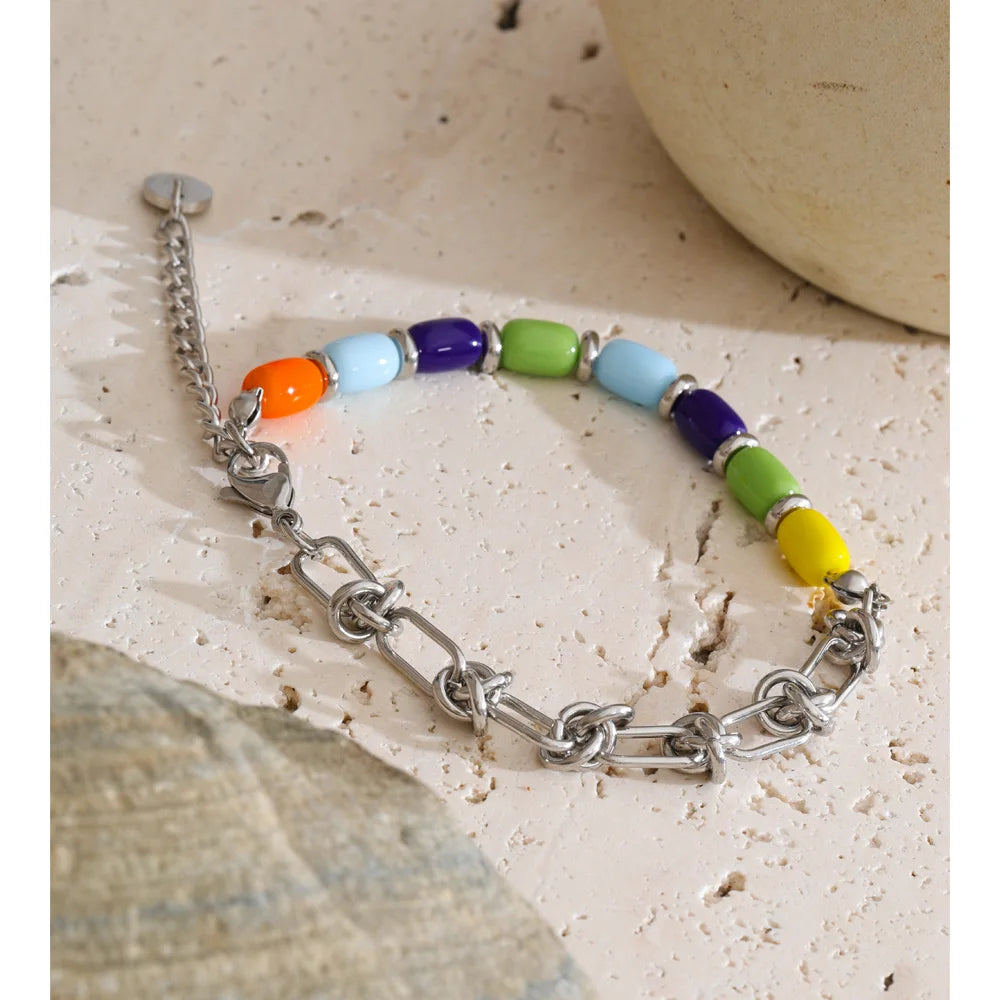 Resin geometric chain necklace in gold-plated stainless steel with resin.