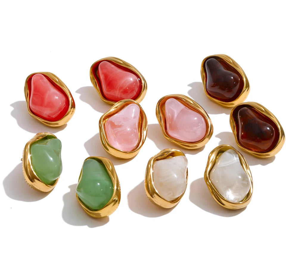 Resin acrylic geometric earrings in gold-plated stainless steel with resin and acrylic.