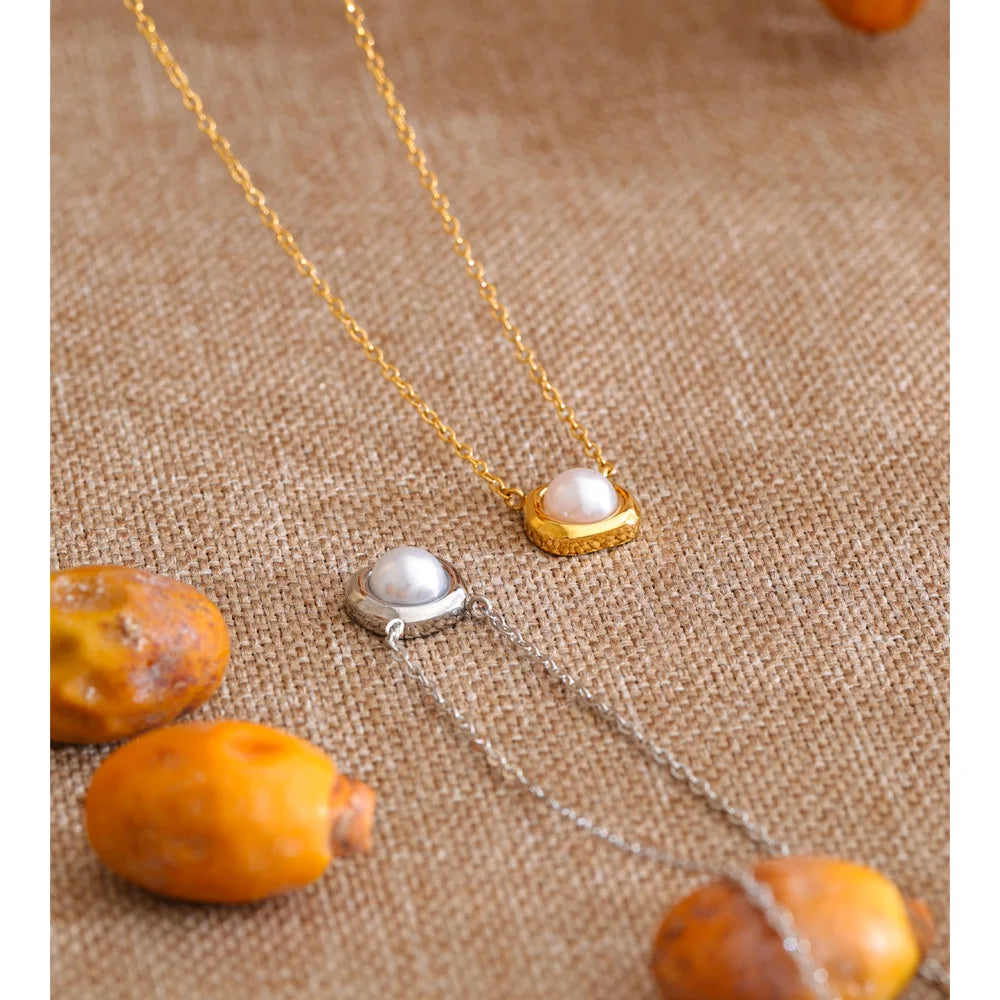 Pearl geometric necklace in gold-plated stainless steel with pearl.