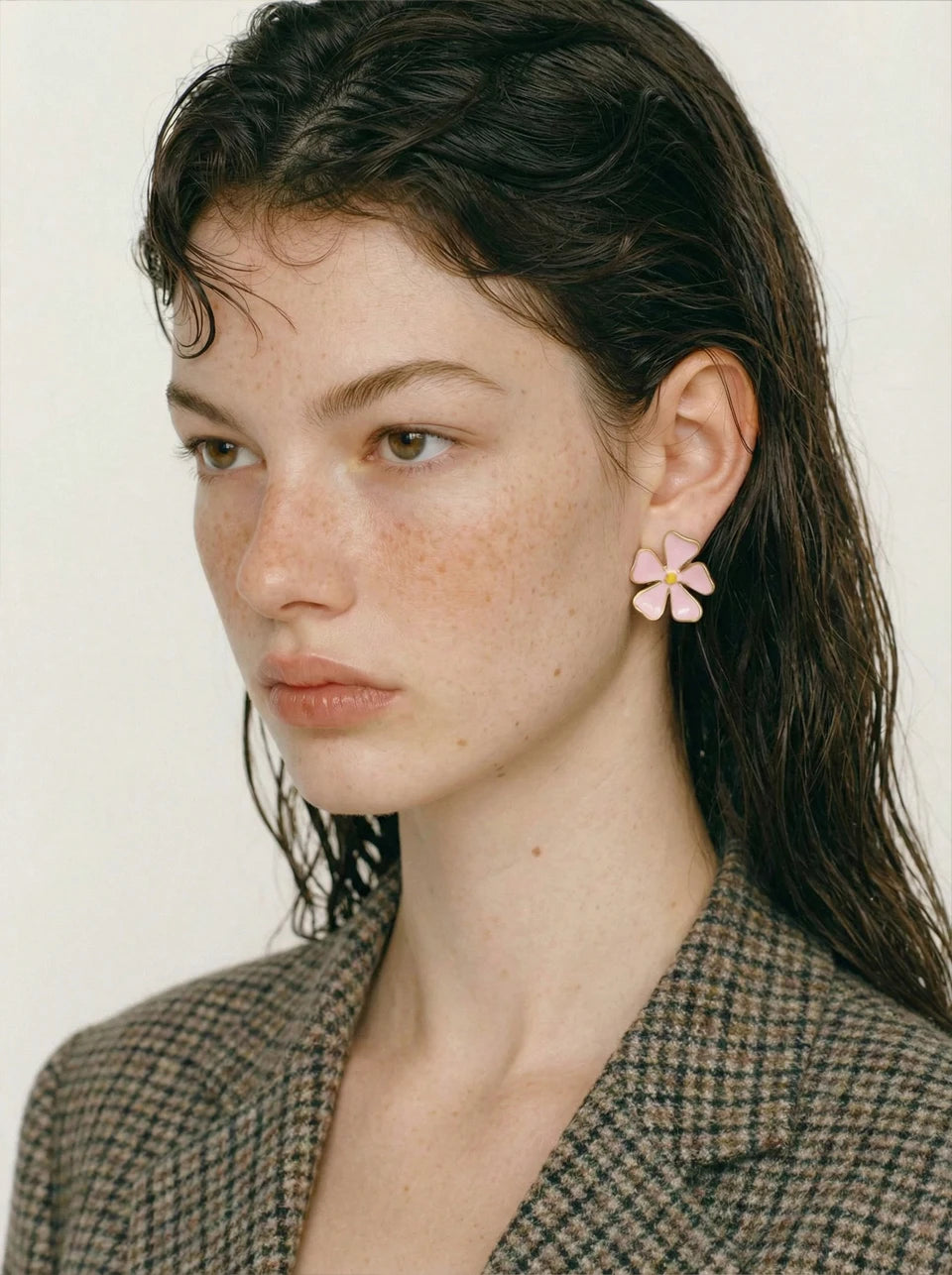 Flower earrings in gold-plated stainless steel.