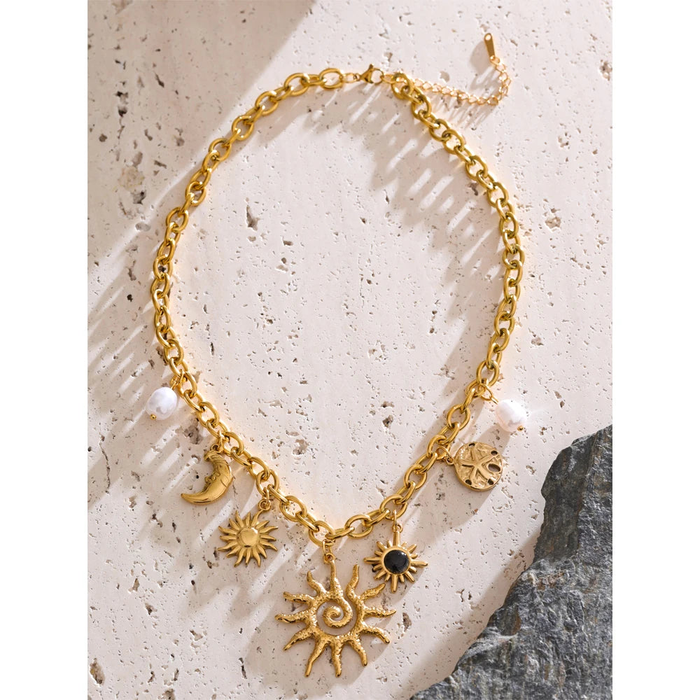 Pearl star moon necklace in gold-plated stainless steel with pearl.