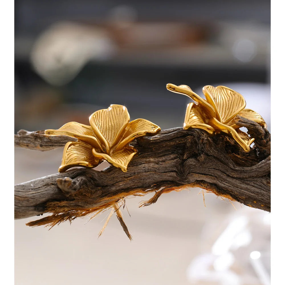 Flower earrings in gold-plated stainless steel.