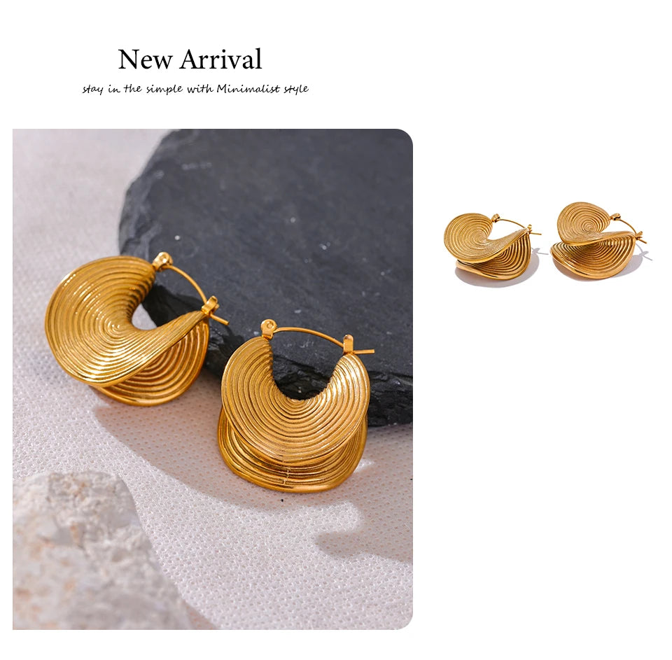 Geometric earrings in gold-plated stainless steel.