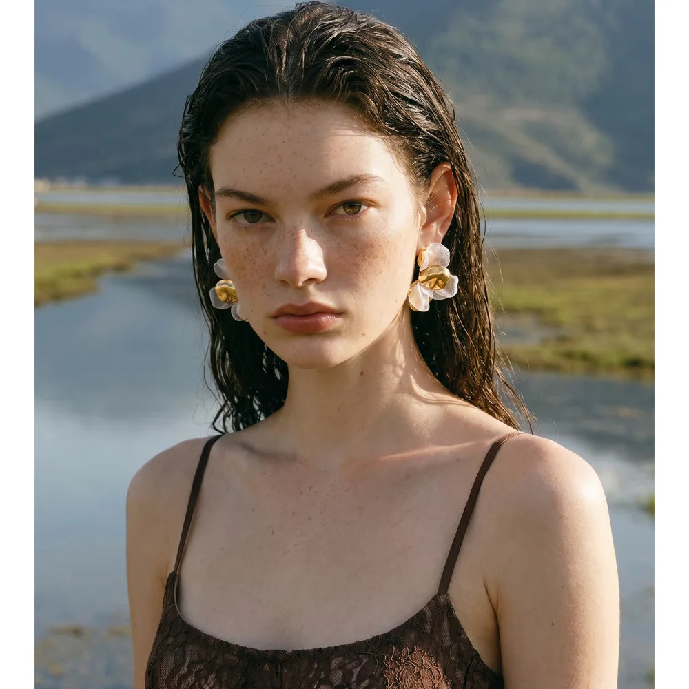 Flower earrings in gold-plated stainless steel.