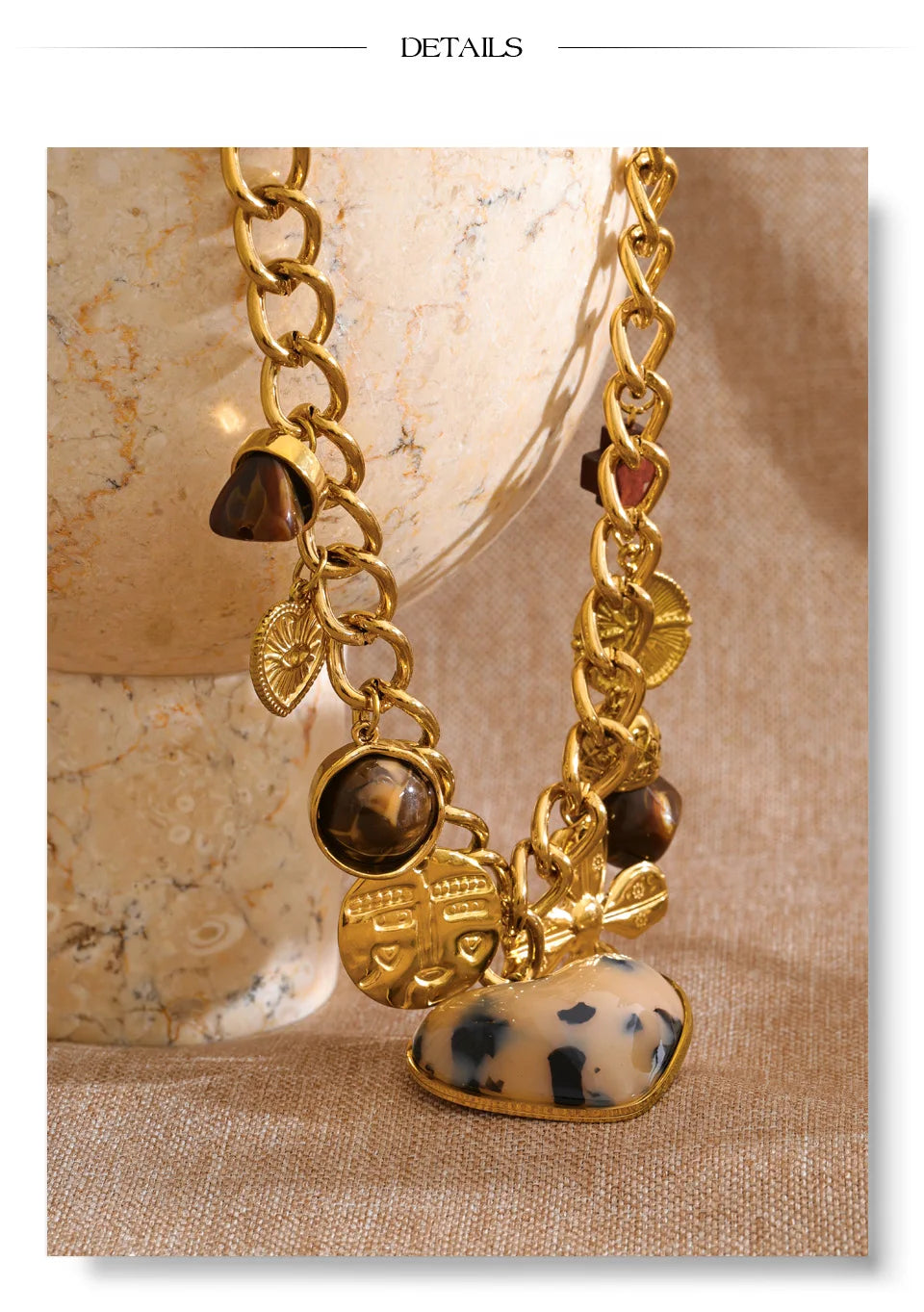 Resin heart flower necklace in gold-plated stainless steel with resin.