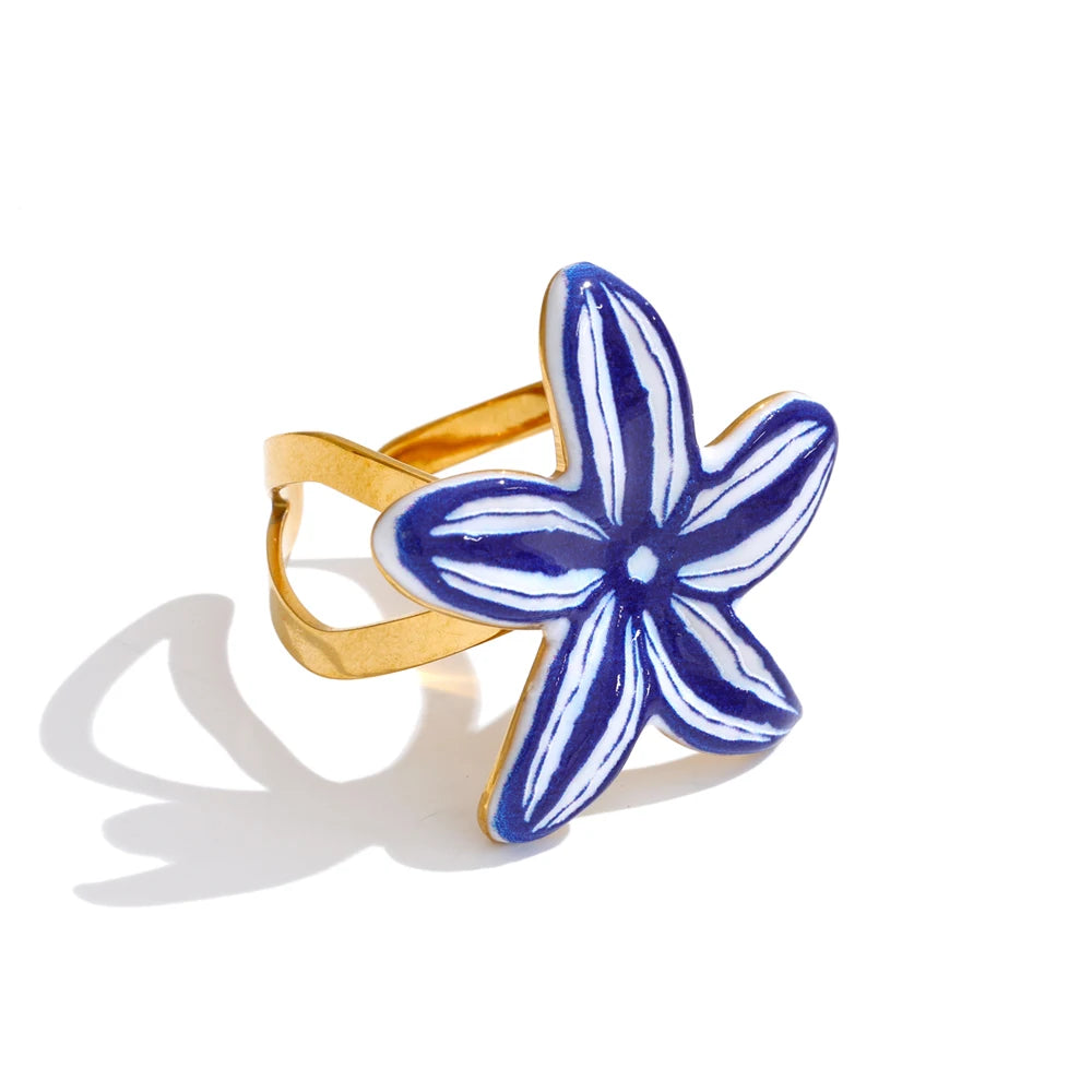 Enamel flower ring in 18K gold-plated stainless steel with enamel.