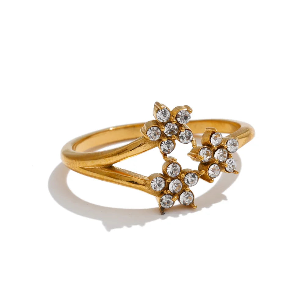 Cubic zirconia flower ring in 18K gold-plated stainless steel with cubic zirconia.
