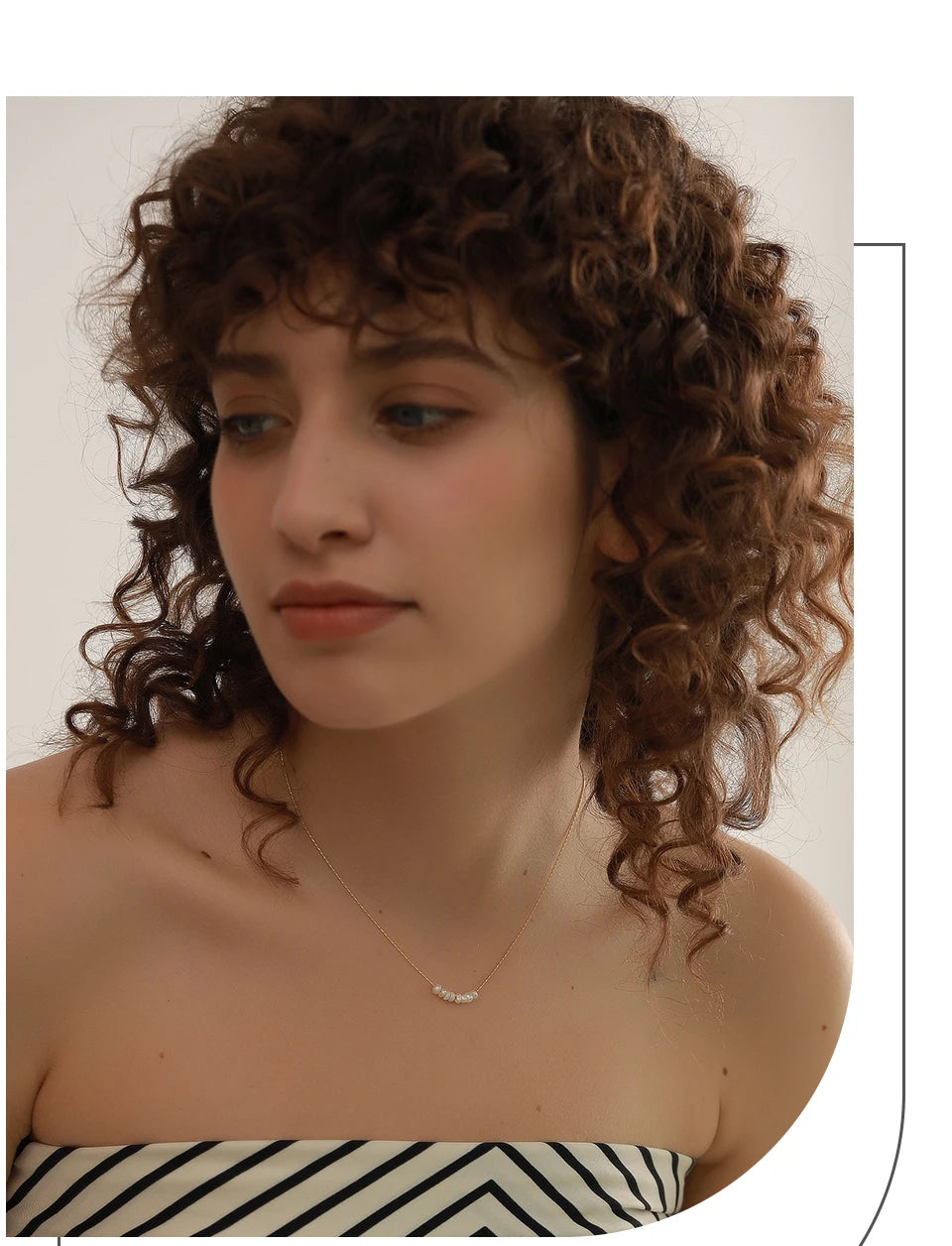 Freshwater pearl geometric necklace in gold-plated stainless steel with freshwater pearl.