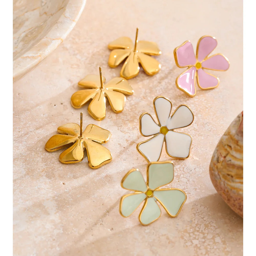 Flower earrings in gold-plated stainless steel.