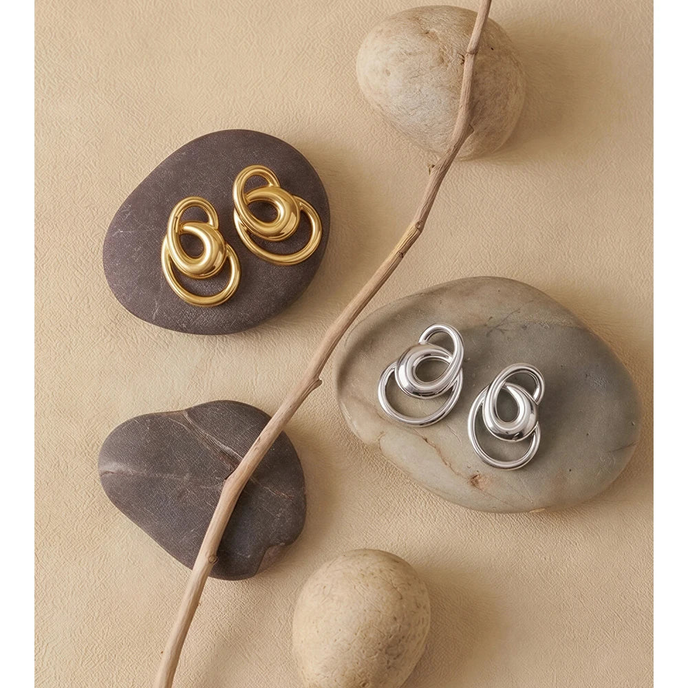 Geometric earrings in gold-plated stainless steel.