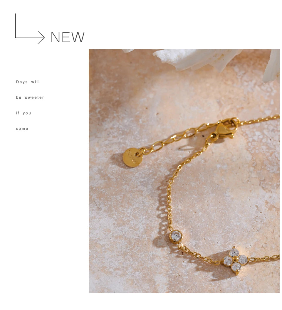 Cubic zirconia flower geometric necklace in gold-plated stainless steel with cubic zirconia.