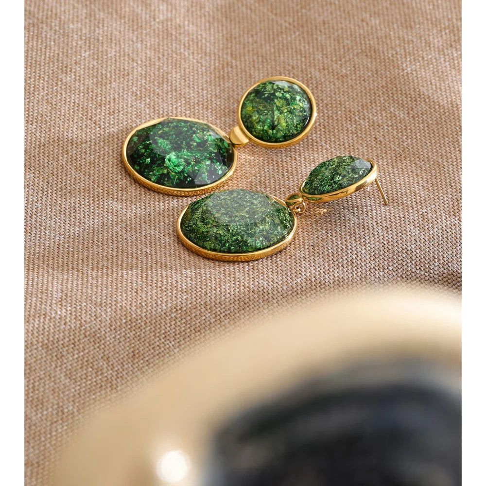 Resin geometric earrings in gold-plated stainless steel with resin.