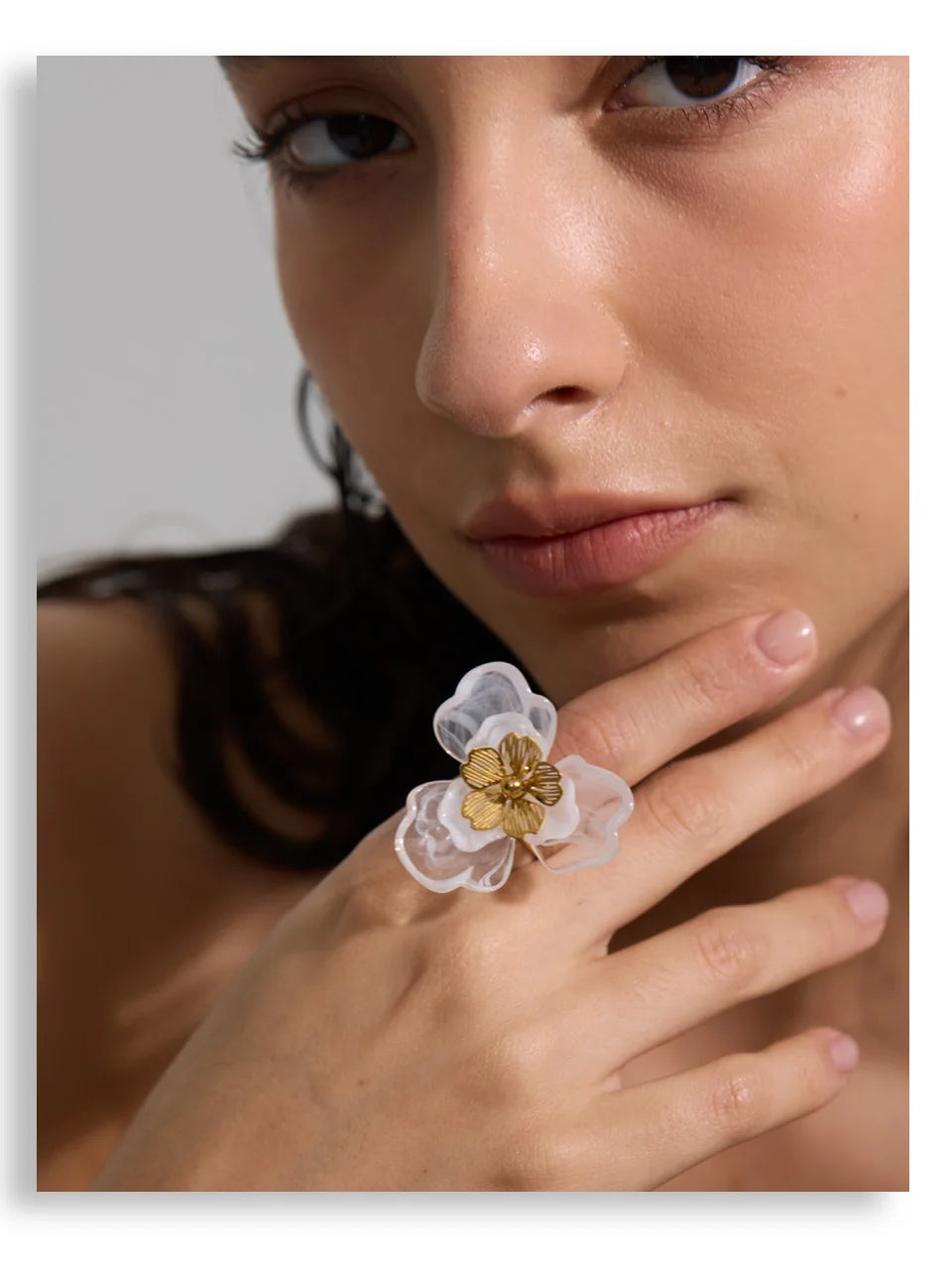 Resin flower ring in 18K gold-plated stainless steel with resin.