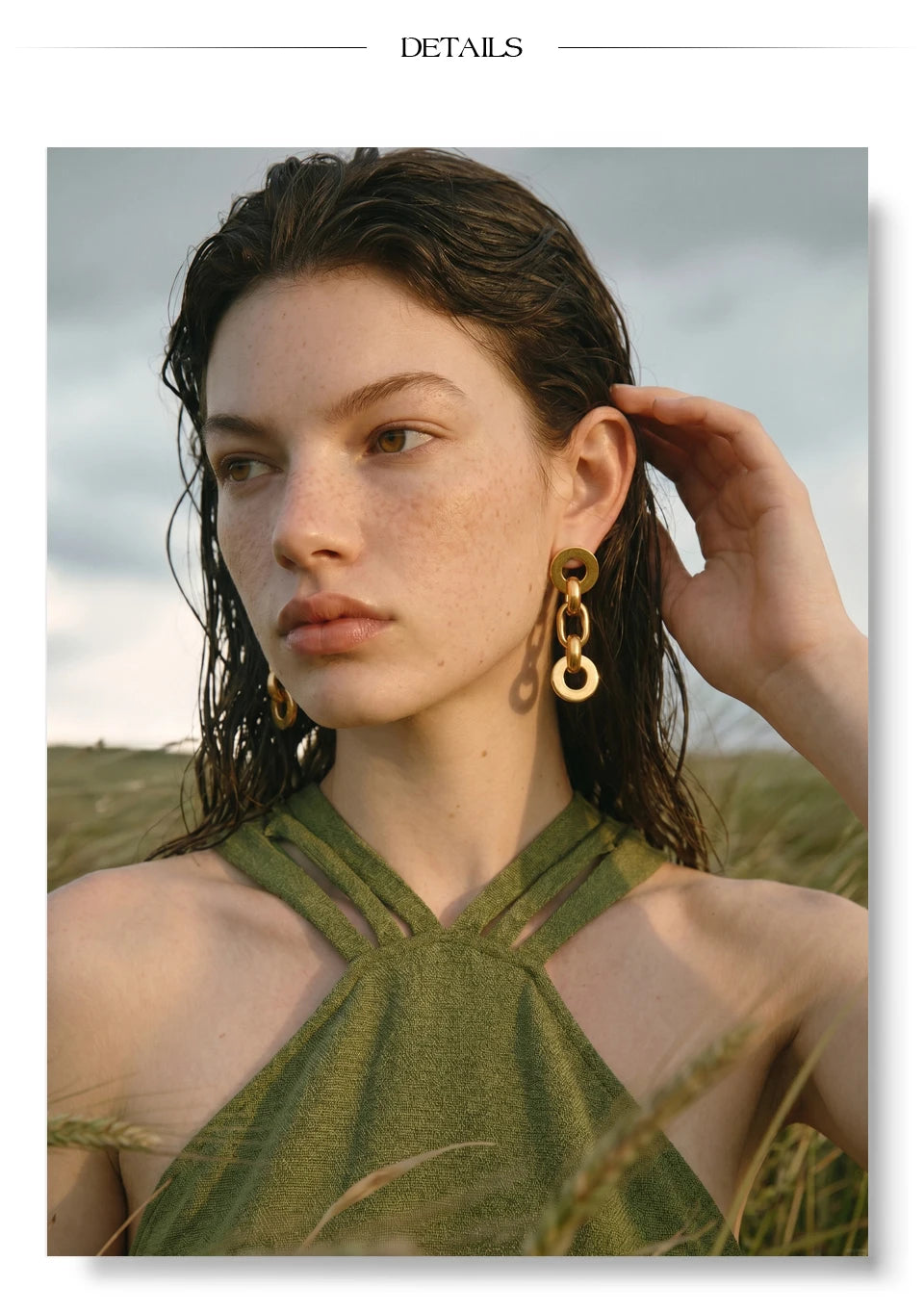 Geometric chain earrings in gold-plated stainless steel.