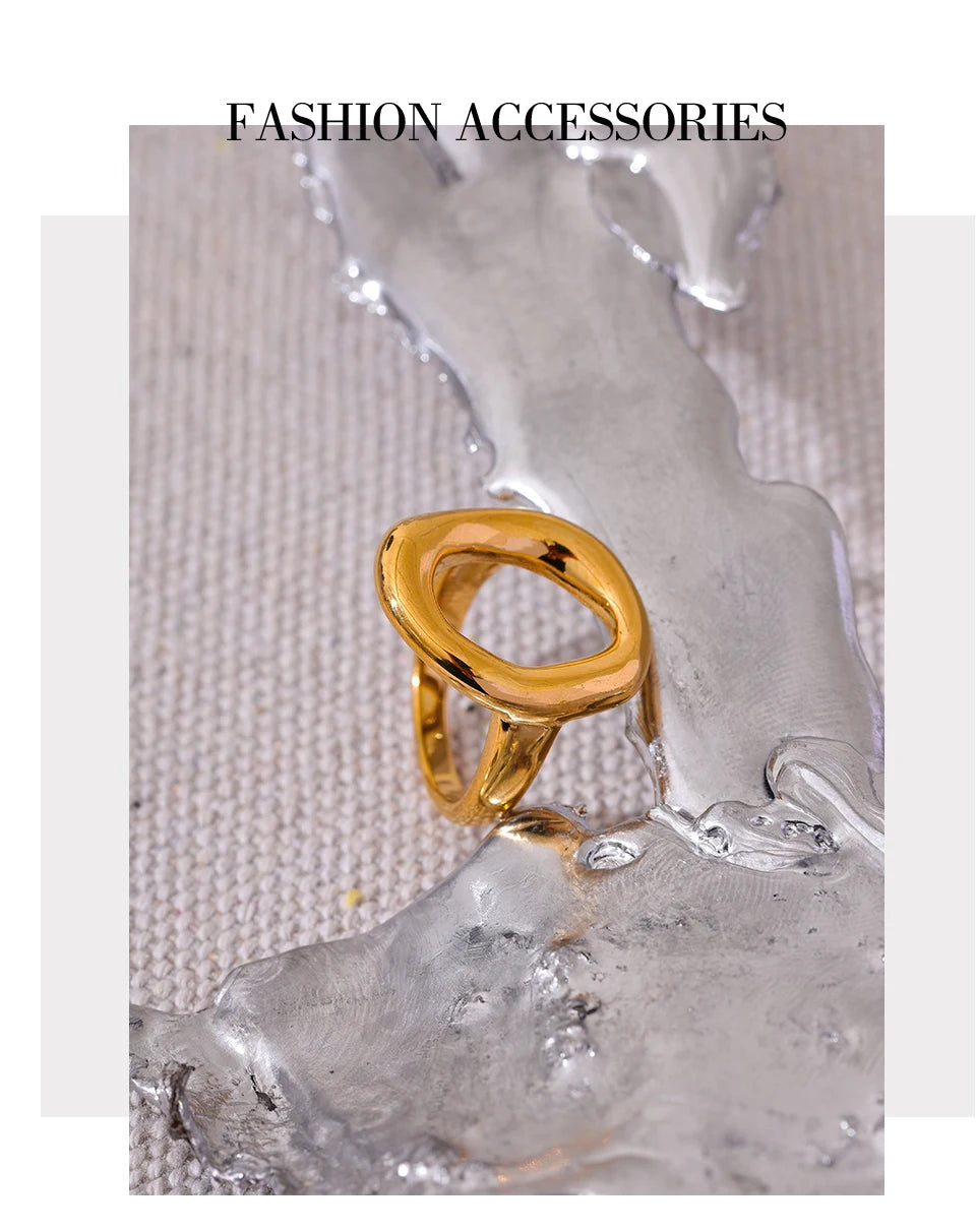 Minimalist geometric ring in 18K gold-plated stainless steel.