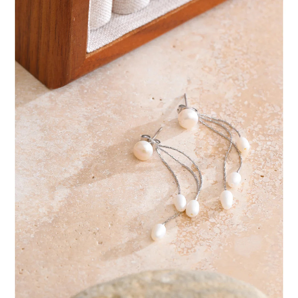 Freshwater pearl geometric chain earrings in gold-plated stainless steel with freshwater pearl.