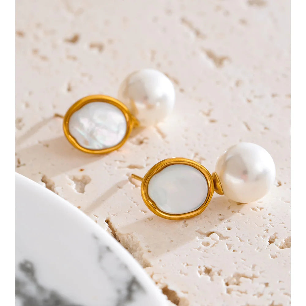 Pearl shell geometric earrings in gold-plated stainless steel with pearl and shell.