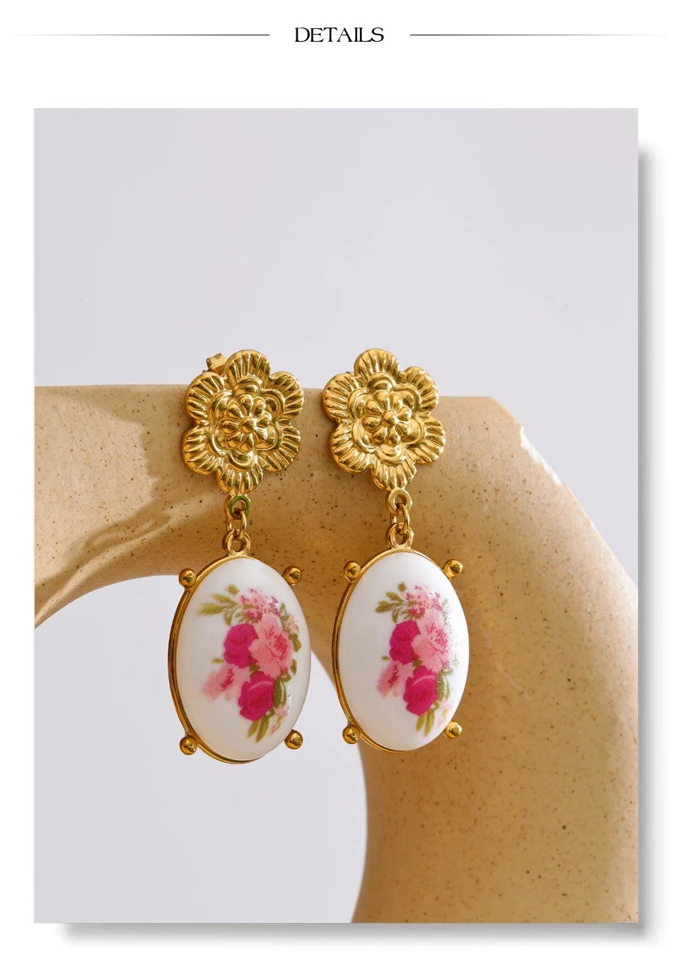 Resin flower earrings in gold-plated stainless steel with resin.