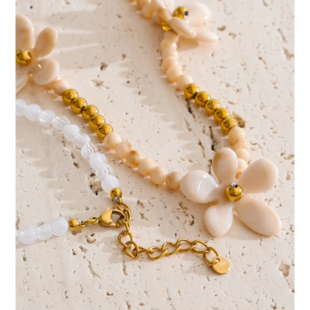 Pearl resin flower necklace in gold-plated stainless steel with pearl and resin.
