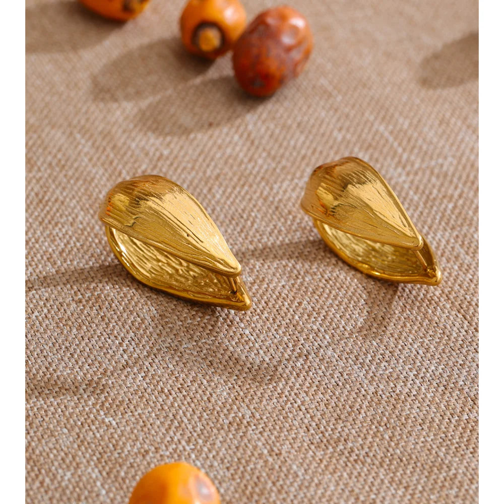 Geometric earrings in gold-plated stainless steel.