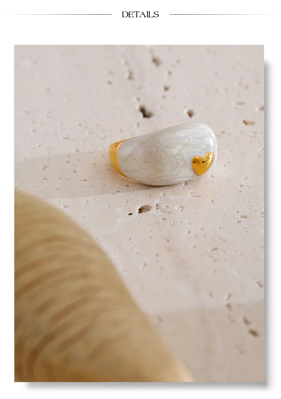 White enamel heart ring in 18K gold-plated stainless steel with enamel.