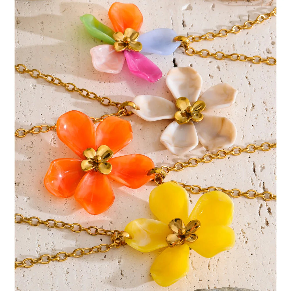 Resin acrylic flower necklace in gold-plated stainless steel with resin and acrylic.