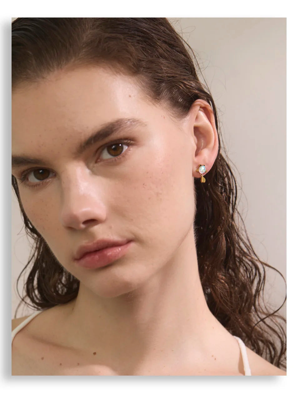 Resin multi-color geometric earrings in gold-plated stainless steel with resin.