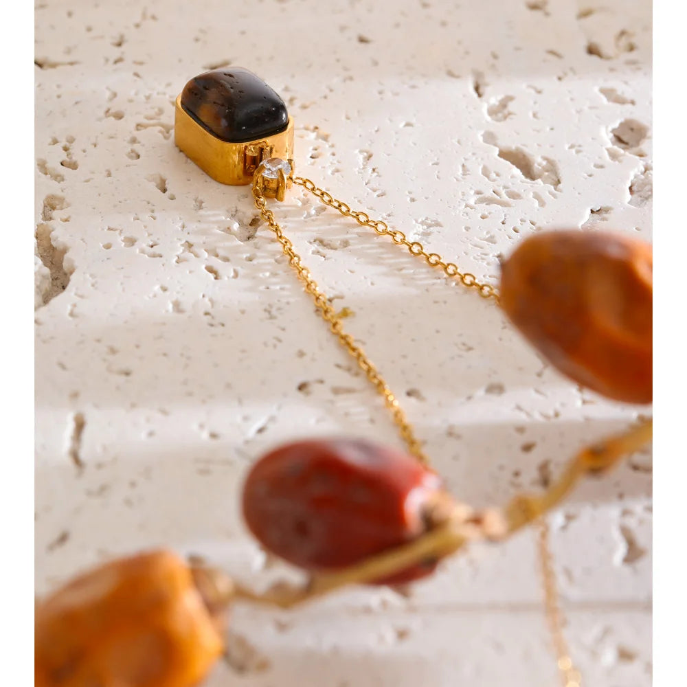 Natural stone geometric necklace in gold-plated stainless steel with natural stone.