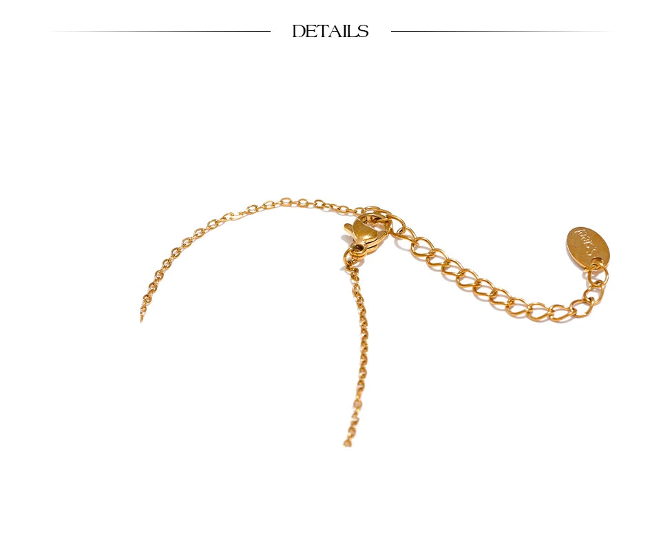 Shell natural stone geometric necklace in gold-plated stainless steel with natural stone and shell.